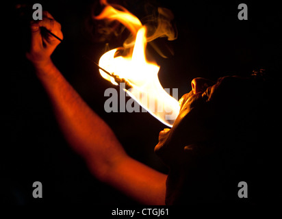 Fire eating uomo, Kandy, Sri Lanka Foto Stock