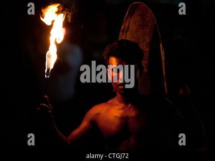 Fire eating uomo, Kandy, Sri Lanka Foto Stock