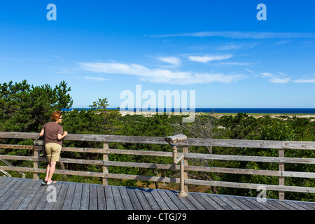 La vista dalla terrazza della Provincia Terre Visitor Center, Cape Cod National Seashore, Cape Cod, Massachusetts, STATI UNITI D'AMERICA Foto Stock