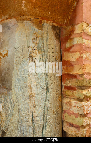 Carmona, provincia di Siviglia, Spagna. Sesto secolo calendario visigota scolpiti nel pilastro in arancio patio. Foto Stock