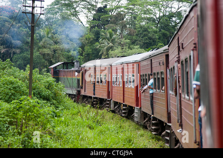 La gente che guarda fuori del treno in Sri Lanka Foto Stock