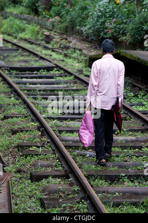 Uomo che cammina su binari ferroviari in Sri Lanka, nella collina centrale Regione Foto Stock