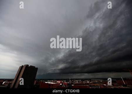 Un disorganizzato squall line si sposta al di sopra di una città. Foto Stock