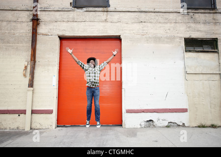 Emozionato uomo nero di saltare sul marciapiede Foto Stock