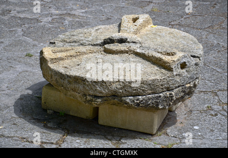 Antica azionato a mano macina sulla pavimentazione Foto Stock