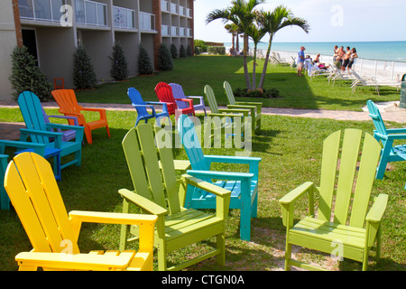 Vero Beach Florida, Oceano Atlantico riva dell'acqua, sedie Adirondack, colorato, visitatori viaggio viaggio turismo turistico turismo punto di riferimento cultura cul Foto Stock