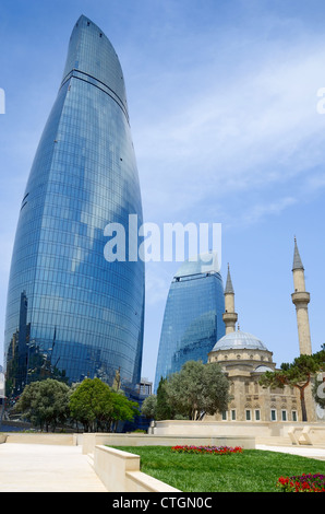 La moschea turca ed edifici moderni. Baku. Azerbaigian. Foto Stock