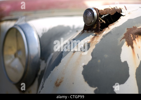 Kincardine Ontario, Canada - 14 luglio 2012. Un 1952 Jaguar Mark VII si trova in un campo di agricoltori in a sudovest Ontario, Canada. Foto Stock