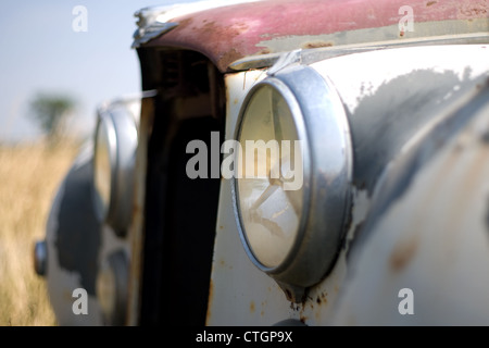 Kincardine Ontario, Canada - 14 luglio 2012. Un 1952 Jaguar Mark VII si trova in un campo di agricoltori in a sudovest Ontario, Canada. Foto Stock