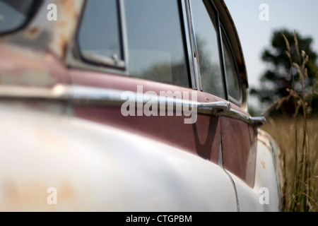 Kincardine Ontario, Canada - 14 luglio 2012. Un 1952 Jaguar Mark VII si trova in un campo di agricoltori in a sudovest Ontario, Canada. Foto Stock