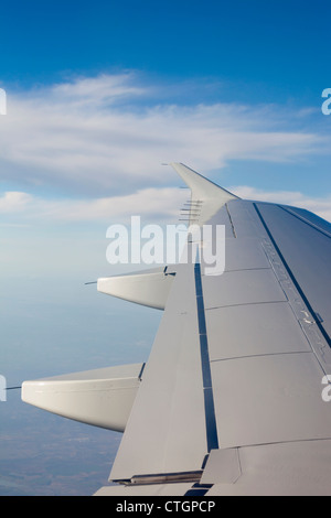 Guardando attraverso la finestra di un aeromobile di tipo Airbus A320 di ala. Foto Stock