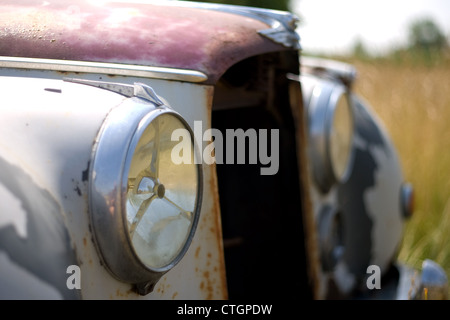 Kincardine Ontario, Canada - 14 luglio 2012. Un 1952 Jaguar Mark VII si trova in un campo di agricoltori in a sudovest Ontario, Canada. Foto Stock