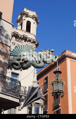 Barcellona, Spagna. Drago Cinese e ombrello Casa dels Paraigues sulla Rambla. Foto Stock