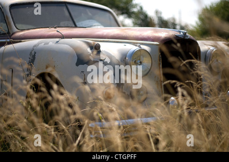 Kincardine Ontario, Canada - 14 luglio 2012. Un 1952 Jaguar Mark VII si trova in un campo di agricoltori in a sudovest Ontario, Canada. Foto Stock