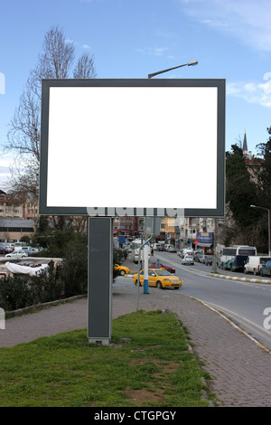 Tabellone vuoto con cielo blu - compreso il percorso di clipping intorno la zona vuota Foto Stock