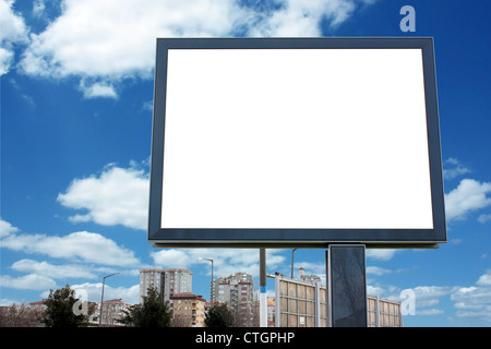 Tabellone vuoto con cielo nuvoloso - compreso il percorso di clipping intorno la zona vuota Foto Stock