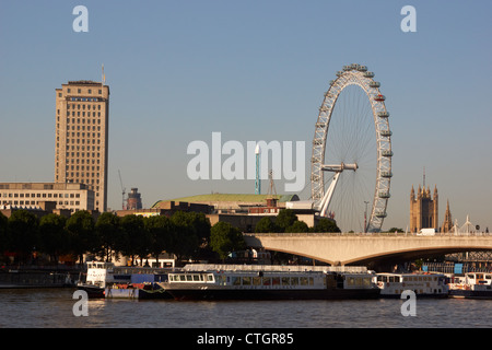 Il London Eye e Southbank - vista da attraverso il Tamigi Foto Stock