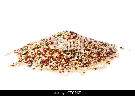 Un mucchio di quinoa e amaranto isolato su bianco. Contiene rosso, nero e bianco di quinoa. Foto Stock