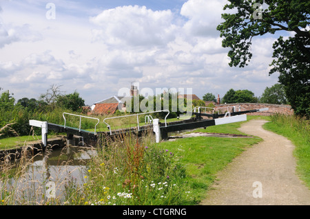 Woolsthorpe serratura centrale (no.17) sul Grantham Canal vicino a Woolsthorpe-da-Belvoir, Lincolnshire, Inghilterra Foto Stock