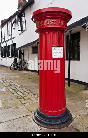 Un tradizionale pilastro rosso scatola dall'era vittoriana sorge in Eton High Street, Berkshire, Inghilterra. Foto Stock