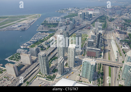 Canada Ontario, Toronto. Il Lago Ontario, binari ferroviari e panoramica della città dalla CN Tower. Foto Stock