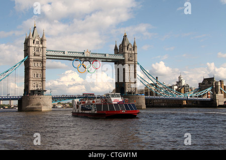 Il Tower Bridge di Londra con gli anelli olimpici Foto Stock