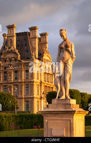 Statua nel Jardin des Tuileries con il Musee du Louvre al di là, Parigi Francia