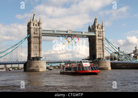 Il Tower Bridge di Londra con gli anelli olimpici Foto Stock