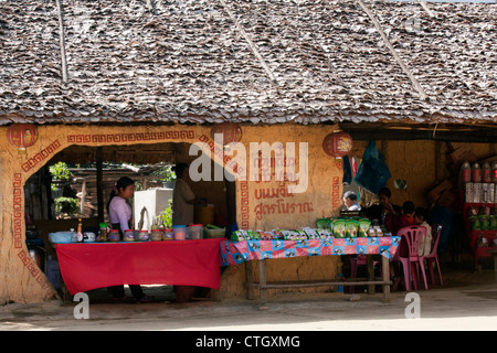 Shop e Caffetteria in Mae Aw (divieto Rak Thai) village, Mae Hong Son Provincia, Thailandia Foto Stock