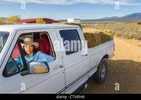 Donna ispanica carrello di guida Foto Stock