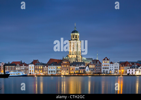 I Paesi Bassi, Deventer, Skyline. Fiume Ijssel. Crepuscolo. L'acqua alta. Foto Stock