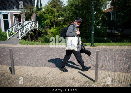 Zaanse Schans è un quartiere di Zaandam. È una collezione di ben conservato centro storico di mulini a vento e case. Foto Stock