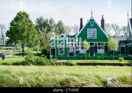 Zaanse Schans è un quartiere di Zaandam. È una collezione di ben conservato centro storico di mulini a vento e case. Foto Stock