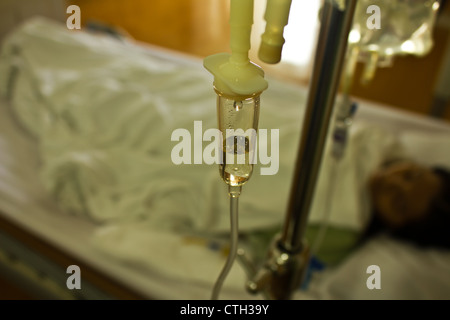 Stock Photo - Close up di una bottiglia per infusione endovenosa drip Foto Stock