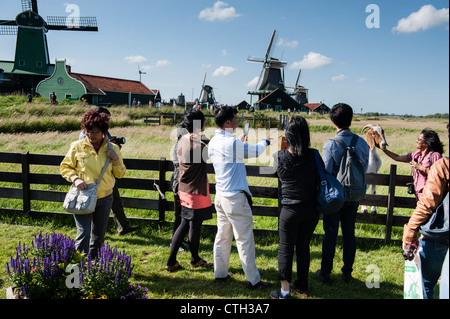 Zaanse Schans è un quartiere di Zaandam. È una collezione di ben conservato centro storico di mulini a vento e case. Foto Stock