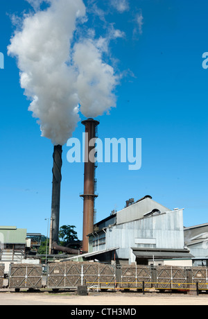 Tully mulino per lo zucchero la frantumazione di zucchero di canna consegnata dalla canna da zucchero treni sulla rotaia a Tully, Queensland, Australia Foto Stock