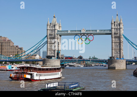 Tower Bridge e Olympic Rings, Londra, Inghilterra, Regno Unito. Foto Stock