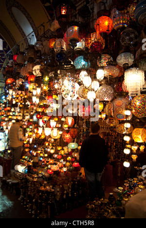 Lampioncini colorati shop in Grand Bazaar di Istanbul, Turchia Foto Stock