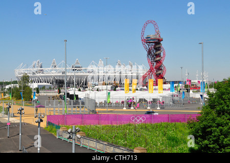 2012 Olympic Park, Stratford, Londra, che mostra lo Stadio Olimpico & Anish Kappor's ArcelorMittal Orbit scultura Foto Stock