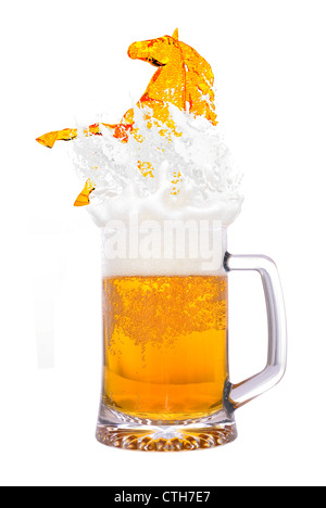 Birra fredda vetro isolato su sfondo bianco Foto Stock