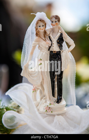 Sposa e lo Sposo figurine sulla torta nuziale Foto Stock