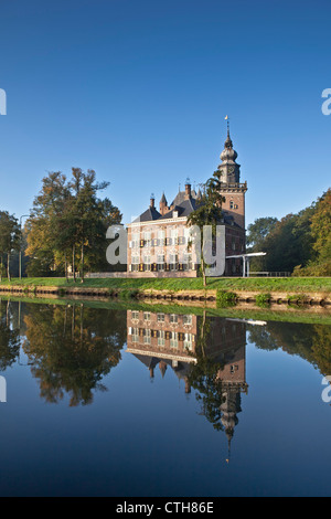 Paesi Bassi, Breukelen, Castello Nyenrode (in precedenza chiamato Nijenrode) lungo il fiume Vecht. Ubicazione di Nyenrode Business University. Foto Stock
