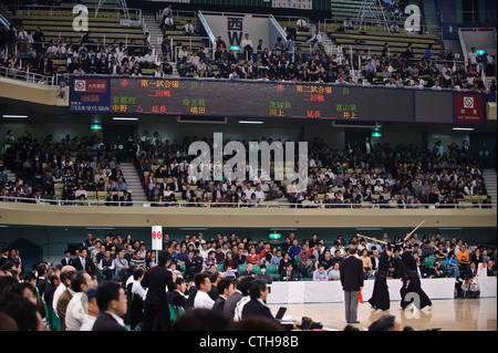 Il pubblico a guardare i concorrenti alla 59a tutto il campionato di Kendo, Budokan di Tokyo, Giappone Foto Stock