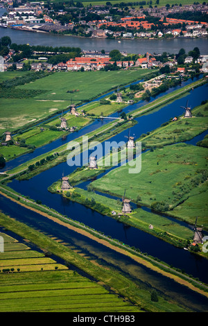 I Paesi Bassi, Kinderdijk vicino a Rotterdam. Mulini a vento in polder. Antenna. UNESCO - Sito Patrimonio dell'umanità. Foto Stock