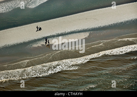 I Paesi Bassi, Noordwijk, gente camminare sulla spiaggia. Antenna. Foto Stock