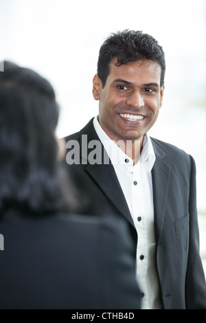 Asian business man mano tremante con una donna Foto Stock