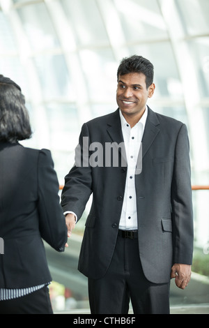 Asian business man mano tremante con una donna Foto Stock