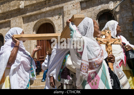 Cristiano etiope pellegrini portano in tutta lungo la Via Dolorosa di Gerusalemme Foto Stock