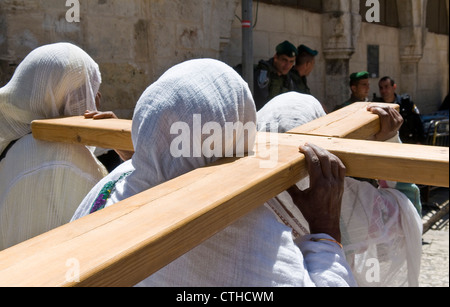 Cristiano etiope pellegrini portano in tutta lungo la Via Dolorosa di Gerusalemme Foto Stock