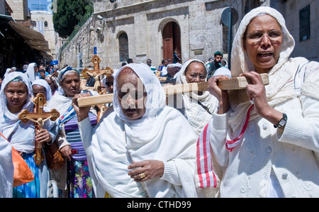 Cristiano etiope pellegrini portano in tutta lungo la Via Dolorosa di Gerusalemme Foto Stock